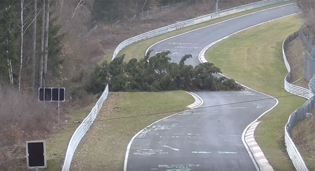 Árvores caídas na pista de Nürburgring