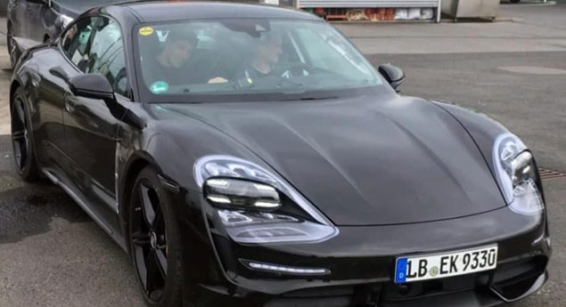 Novo Porsche Taycan apanhado na rua