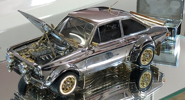 Ford Escort de ouro e diamantes (com vídeo)