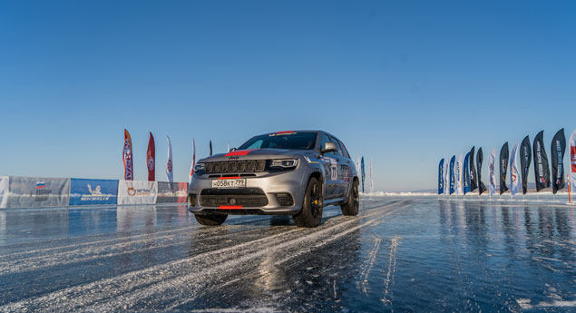 Jeep Grand Cherokee Trackhawk a 280 km/h no Lago Baikal (vídeo)