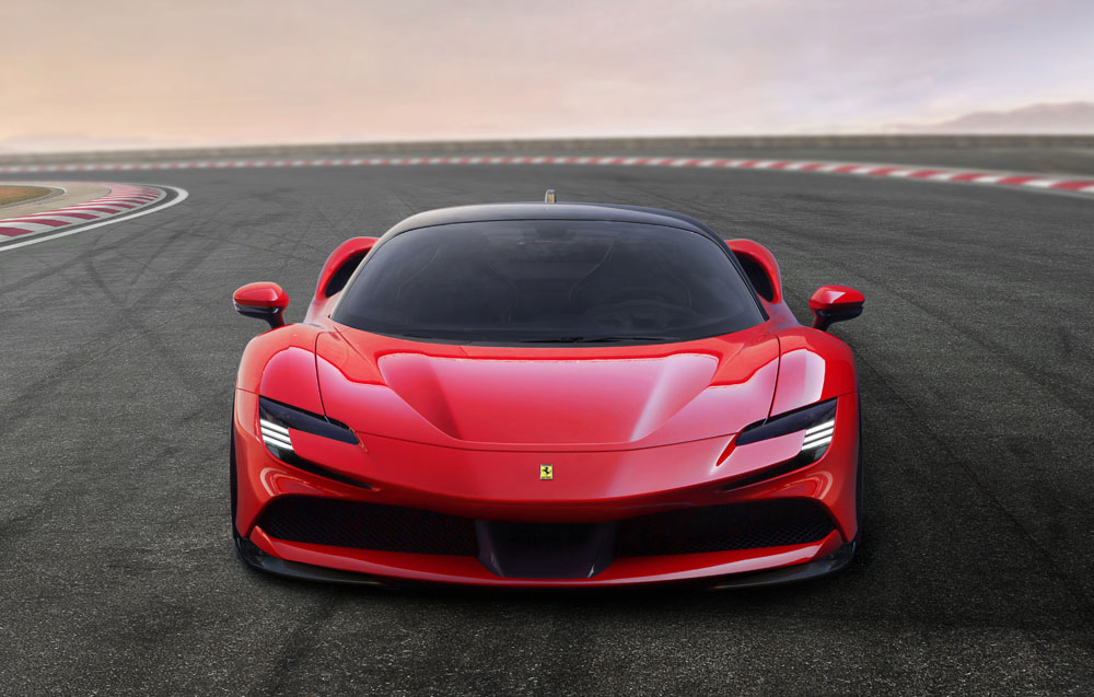 Impulsionado por um V8 4,0 litros Twin-Turbo, acrescido de três motores elétricos, o SF90 Stradale anuncia uma potência conjunta de 1000 cv