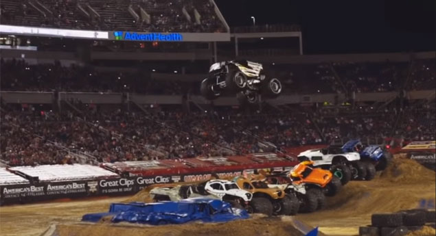 Monster Truck bate recorde de salto em comprimento (vídeo)