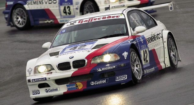 Veja o M3 GTR E46 a bater um recorde de Nurburgring, com comentário de Hans-Joachim Stuck