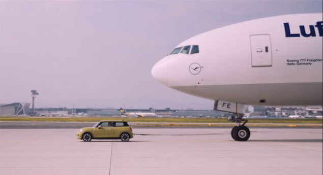 Mini eléctrico reboca Boeing 777