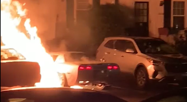 'Show off' transforma Corvette em fogueira (vídeo)