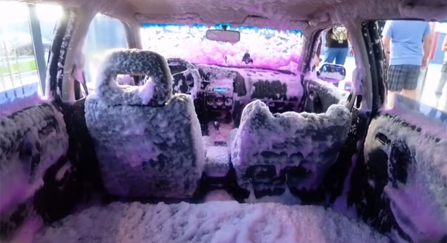O que acontece se lavar os interiores do seu carro à pressão? (vídeo)