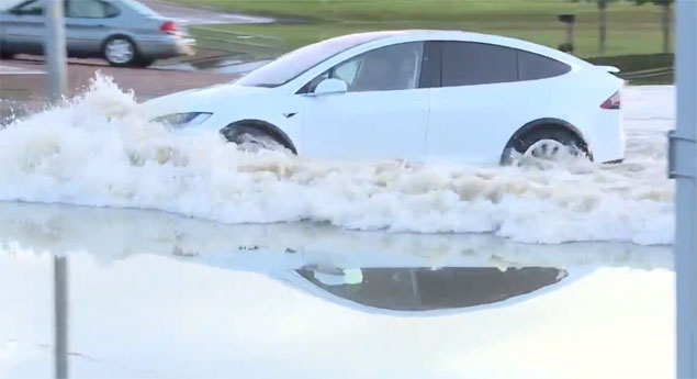 Tesla Model X cruza as águas de uma inundação (vídeo)