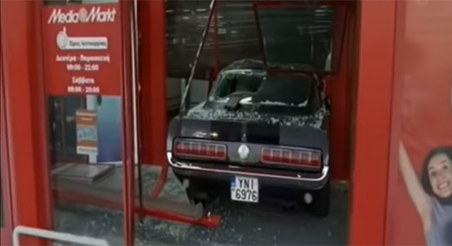 Ladrões destroem Mustang de '67 para roubar...Três Playstations (vídeo)