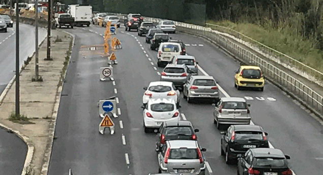Trânsito condicionado na Calçada de Carriche