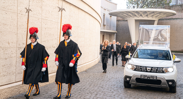 Vaticano recebe o novo... 'Papa Duster'!