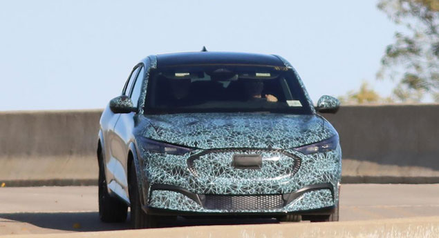 Ford Mustang SUV apanhado quase sem camuflagem