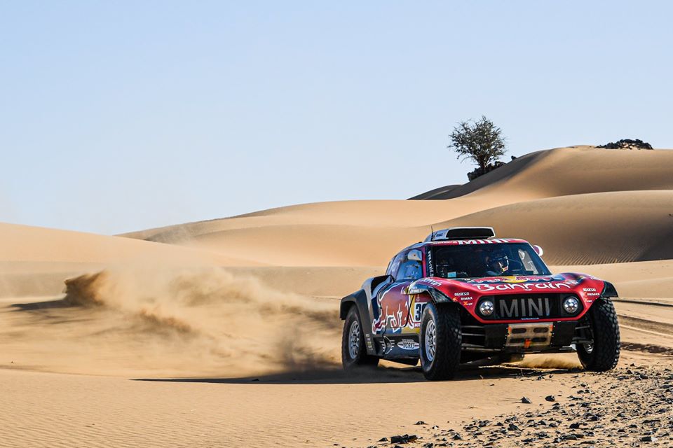 Com uma vitória começada a construir ainda no primeiro dia de prova, Carlos Sainz somou a terceira vitória no Dakar, com três marcas distintas