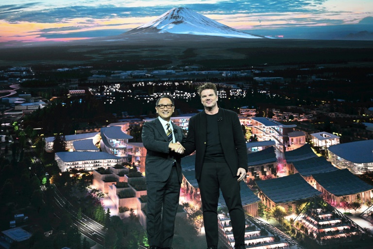 A construir na base do Monte Fuji, a Woven City foi apresentada pelo responsável máximo da Toyota Motor Corporation, Akio Toyoda, e o arquitecto responsável pelo projecto, o  dinamarquês Bjarke  Ingels 