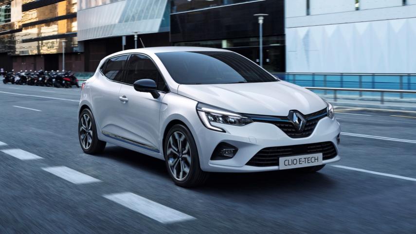 Com uma estética exterior praticamente igual à das versões de combustão, o novo Renault Clio E-Tech distingue-se apenas nos logótipos e pára-choques traseiro