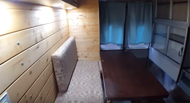 Por fora uma ambulância, por dentro, uma sala de estar totalmente remodelada - eis a ambulância/auto-caravana do momento