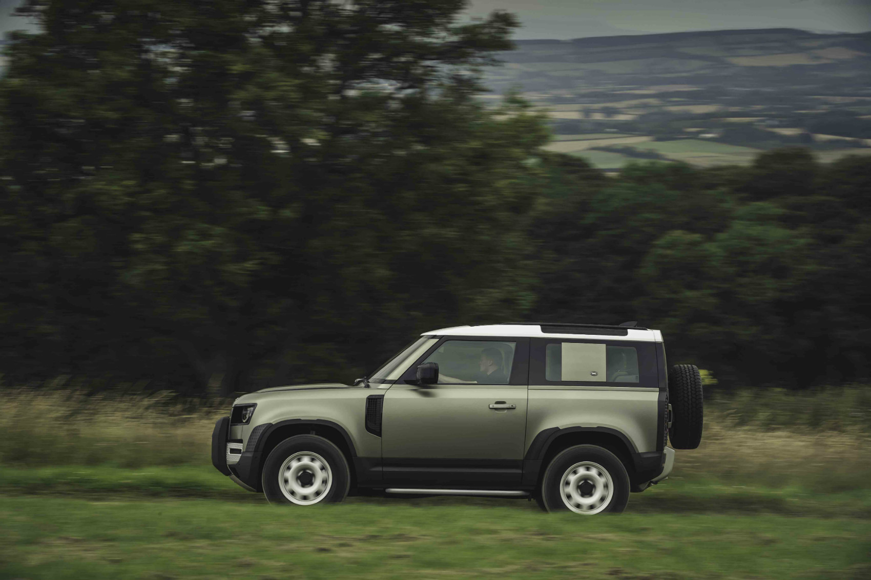 Embora mais curto, o Land Rover Defender 90 anuncia uma lotação para seis ocupantes