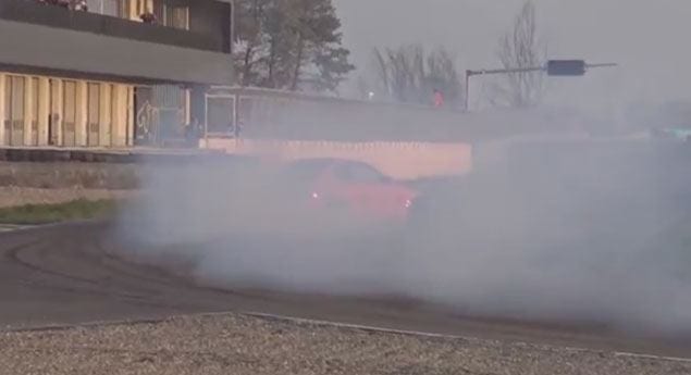 Veja um BMW 1M Coupé com 550CV a destruir pneus