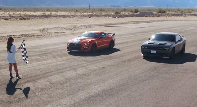 Shelby GT 500 vs Charger Hellcat em 'Drag Race' de 1500 cavalos