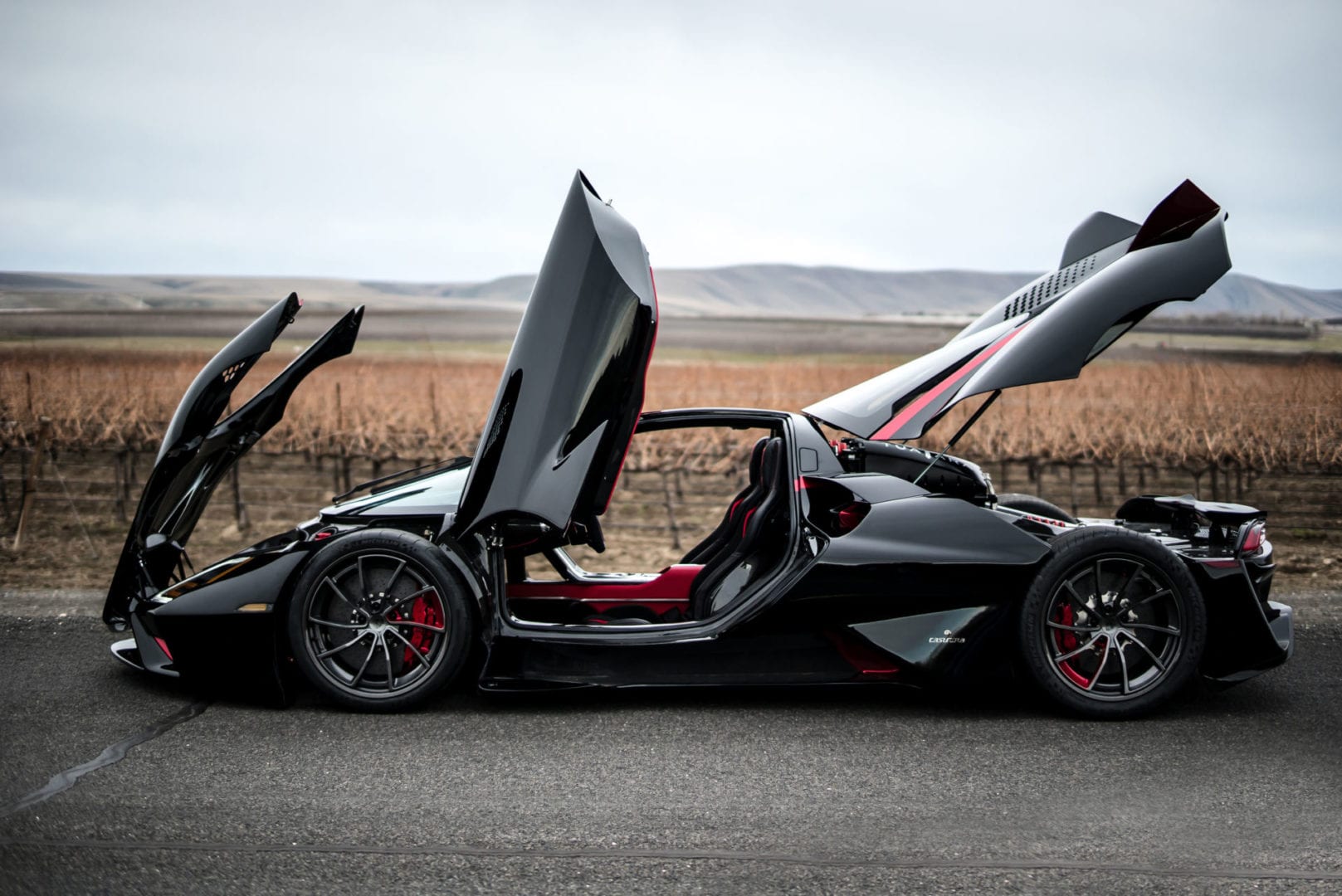 Alvo de um programa de desenvolvimento que se prolongou por mais de 10 anos, o SSC Tuatara chega para tentar recuperar o título que foi do seu antecessor, o Ultimate Aero - o de automóvel de produção mais rápido do mundo