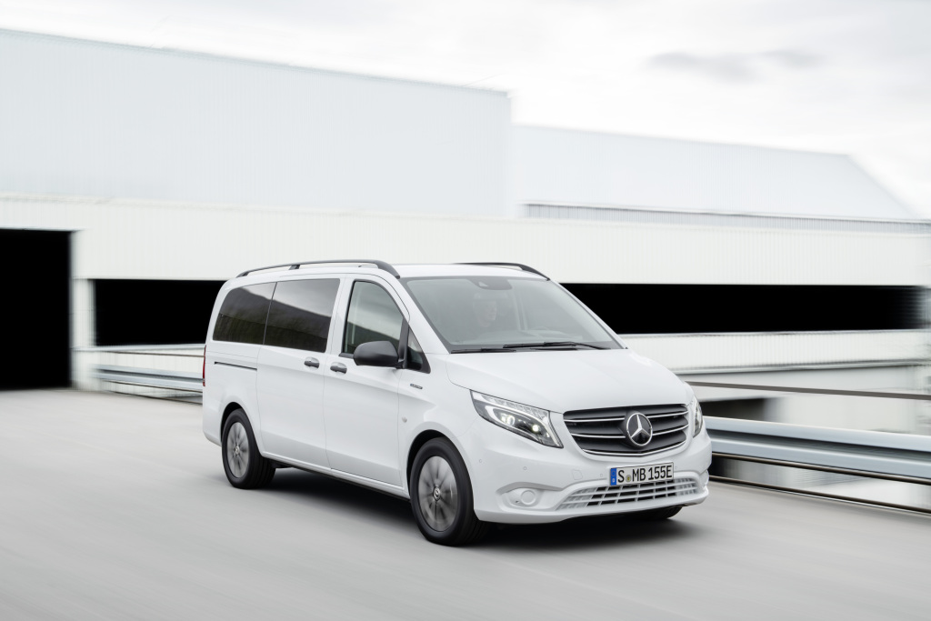 Equipada com uma bateria de maior capacidade e uma nova cadeia cinemática, a Mercedes-Benz Vito eTourer ganha autonomia, mas também potência