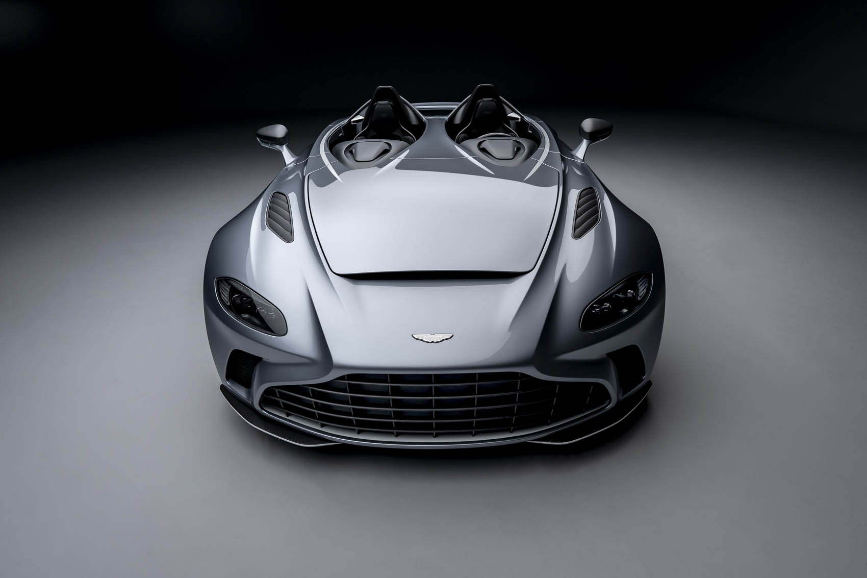 Arrebatador nas formas, o Aston Martin V12 Speedster promete sê-lo, igualmente, no desempenho e prestações