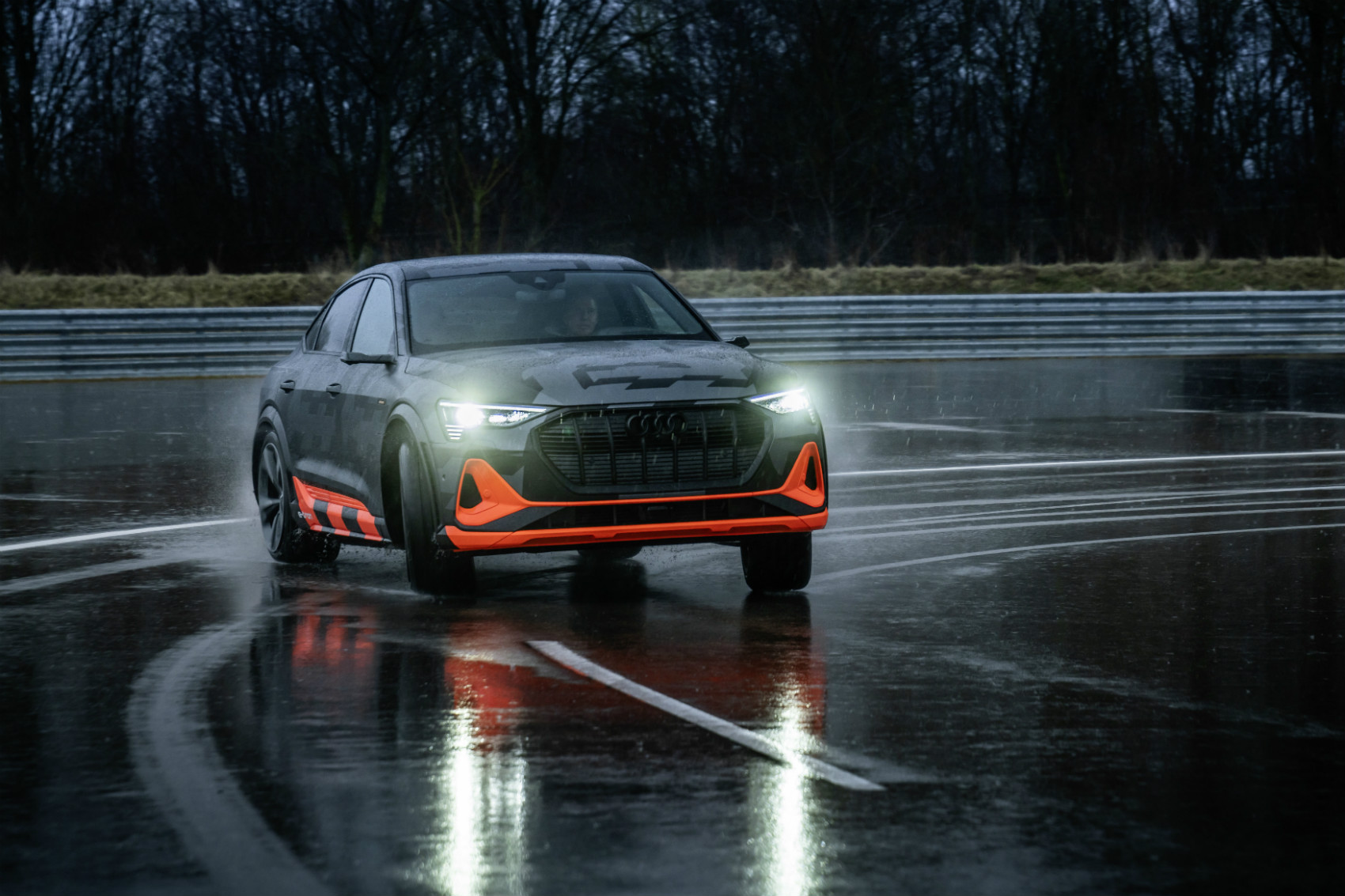 Equipado com três motores elétricos, o Audi e-tron S anuncia uma potência combinada de 503 cv e 973 Nm de binário