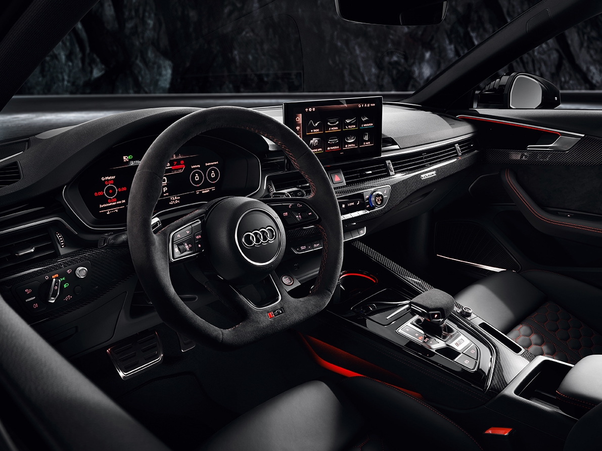 Revestido dos melhores materiais, em cor negra, a Audi RS 4 Avant prolonga a imagem desportiva para o o interior do habitáculo. Graças também à intensa iluminação ambiente