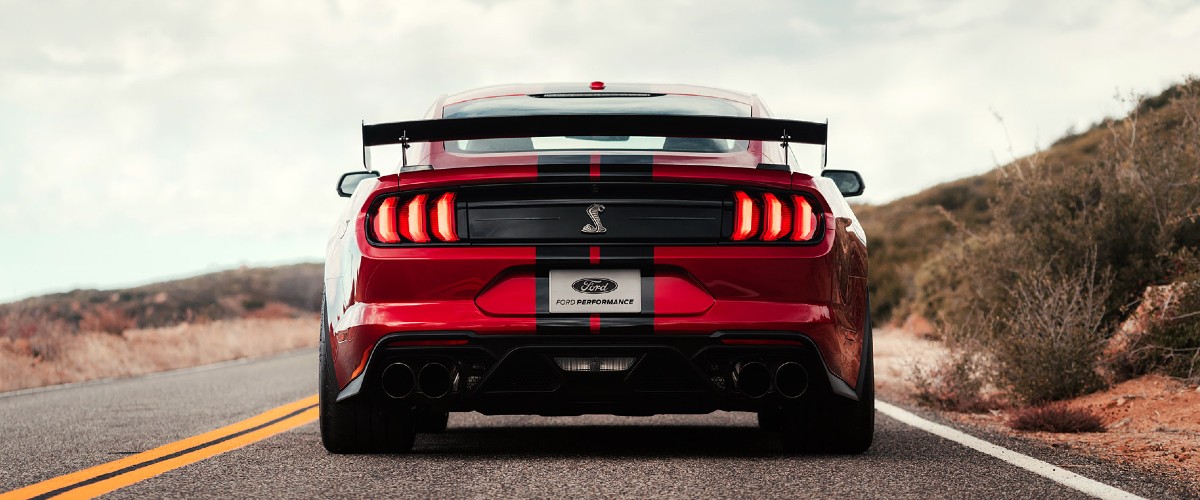 Para quem os 460 cv do Mustang GT não são suficientes, agora já pode optar pelo Shelby Mustang GT500... via importação paralela