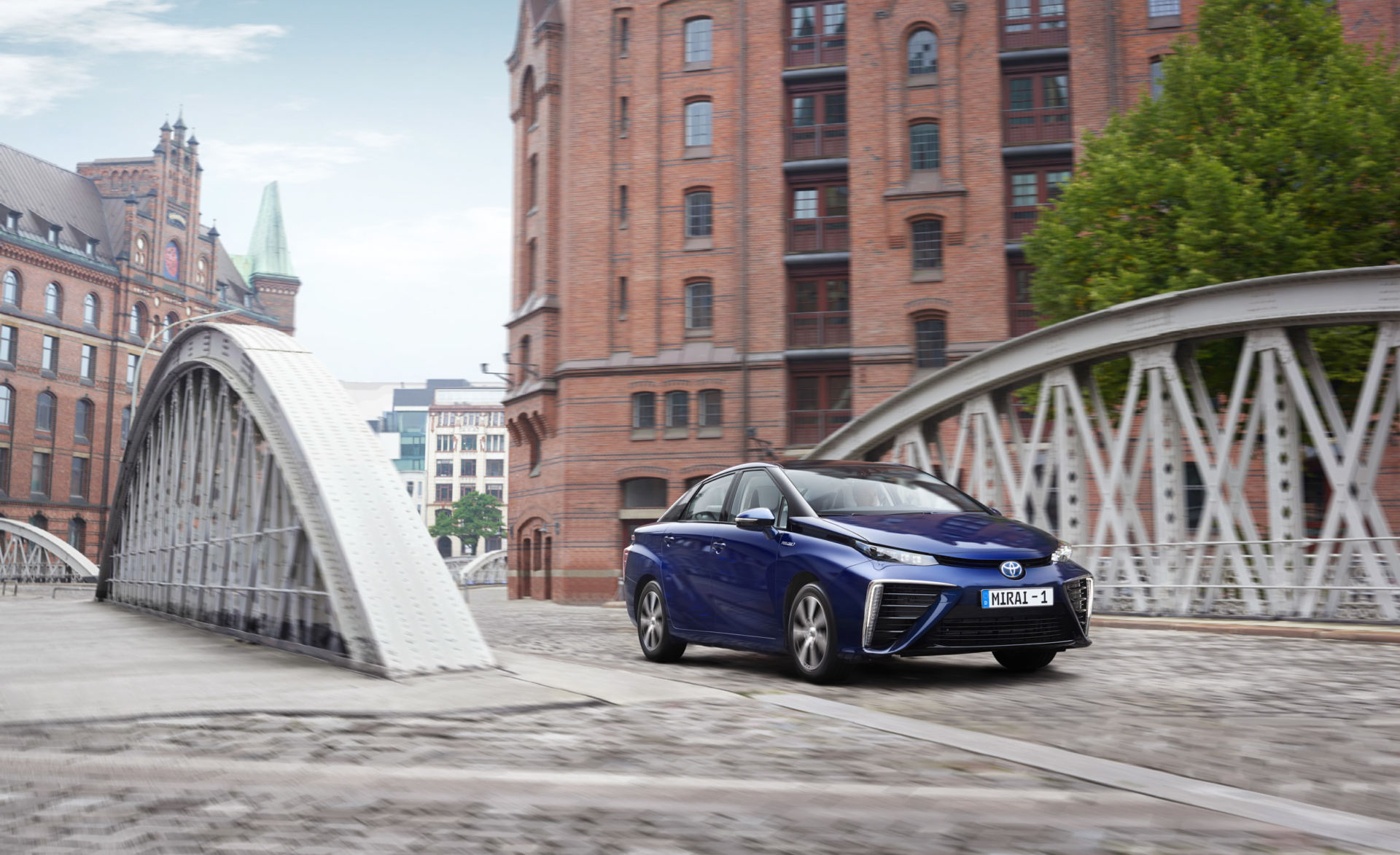 Sedan de imagem futurista, o Mirai tem sido, para a Toyota, o veículo de promoção da tecnologia de propulsão a hidrogénio