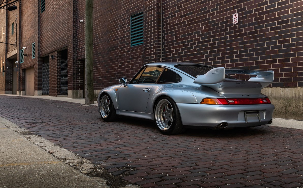 Vestido com fato feito à medida, este 911 GT2 é uma autêntica jóia sobre rodas