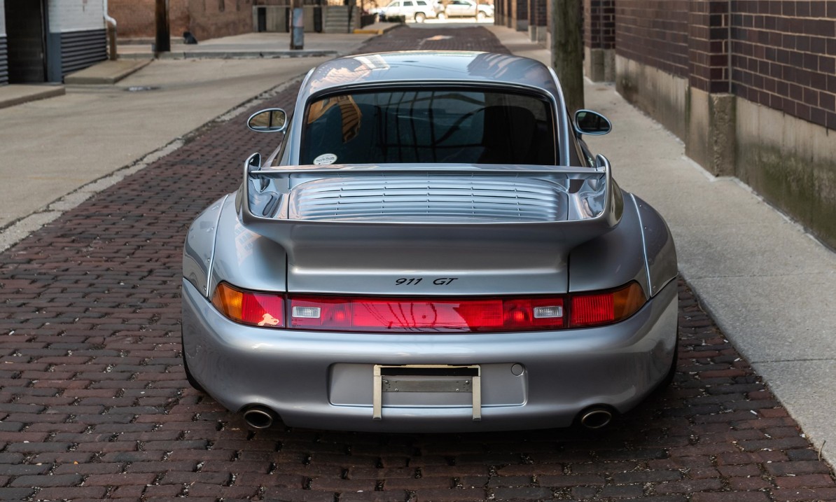 Equipado com um exuberante airelon, este 911 GT2 consegue acelerar dos 0 aos 100 km/h em menos de quatro segundos... apesar da idade.