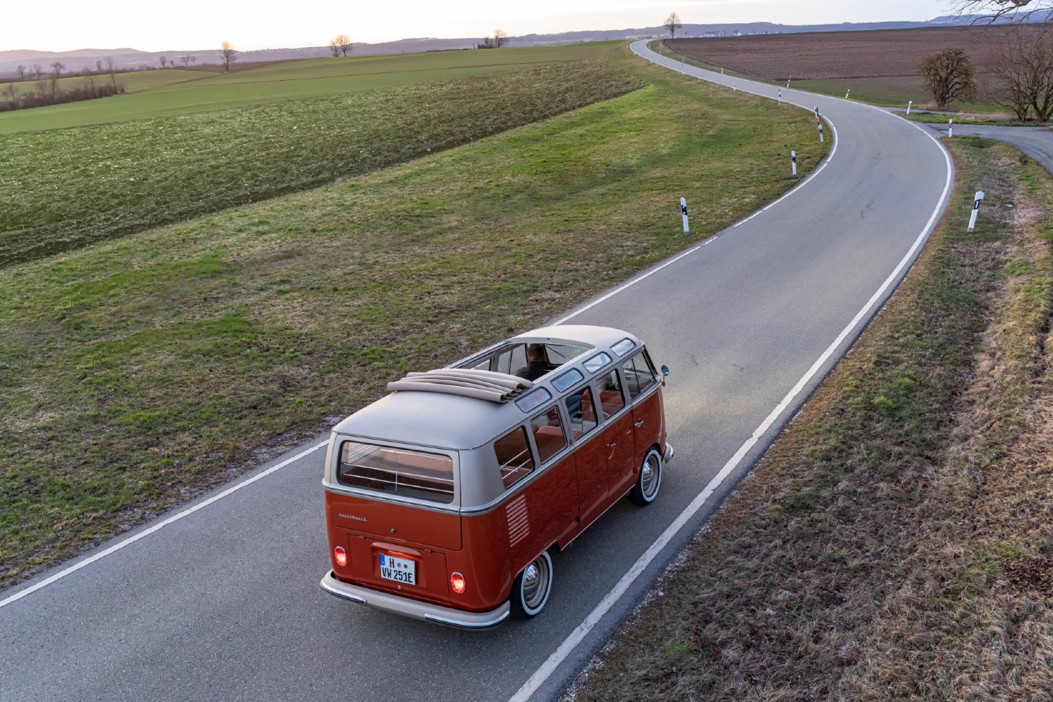 Equipada com uma bateria de 45 kWh, a e-Bulli consegue fazer cerca de 200 km com uma única carga