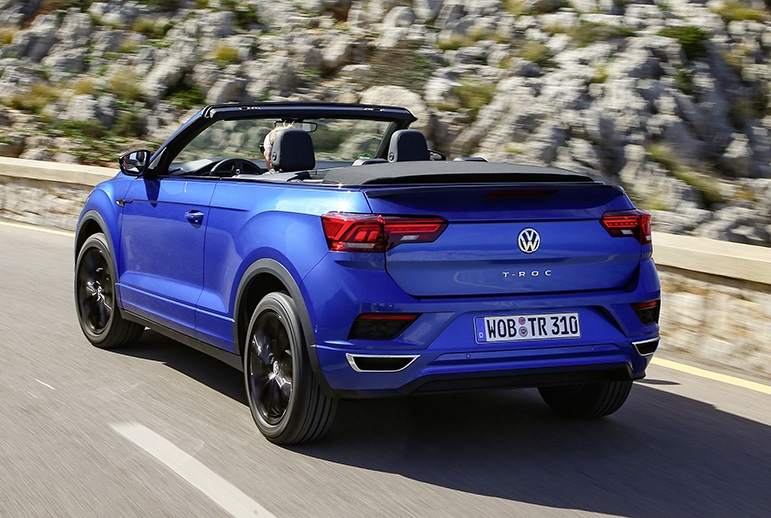 Ostentando uma capota de lona de accionamento 100% elétrico, o Volkswagen T-Roc Cabrio demora cerca de nove segundos a deixar-nos de cabelos ao vento