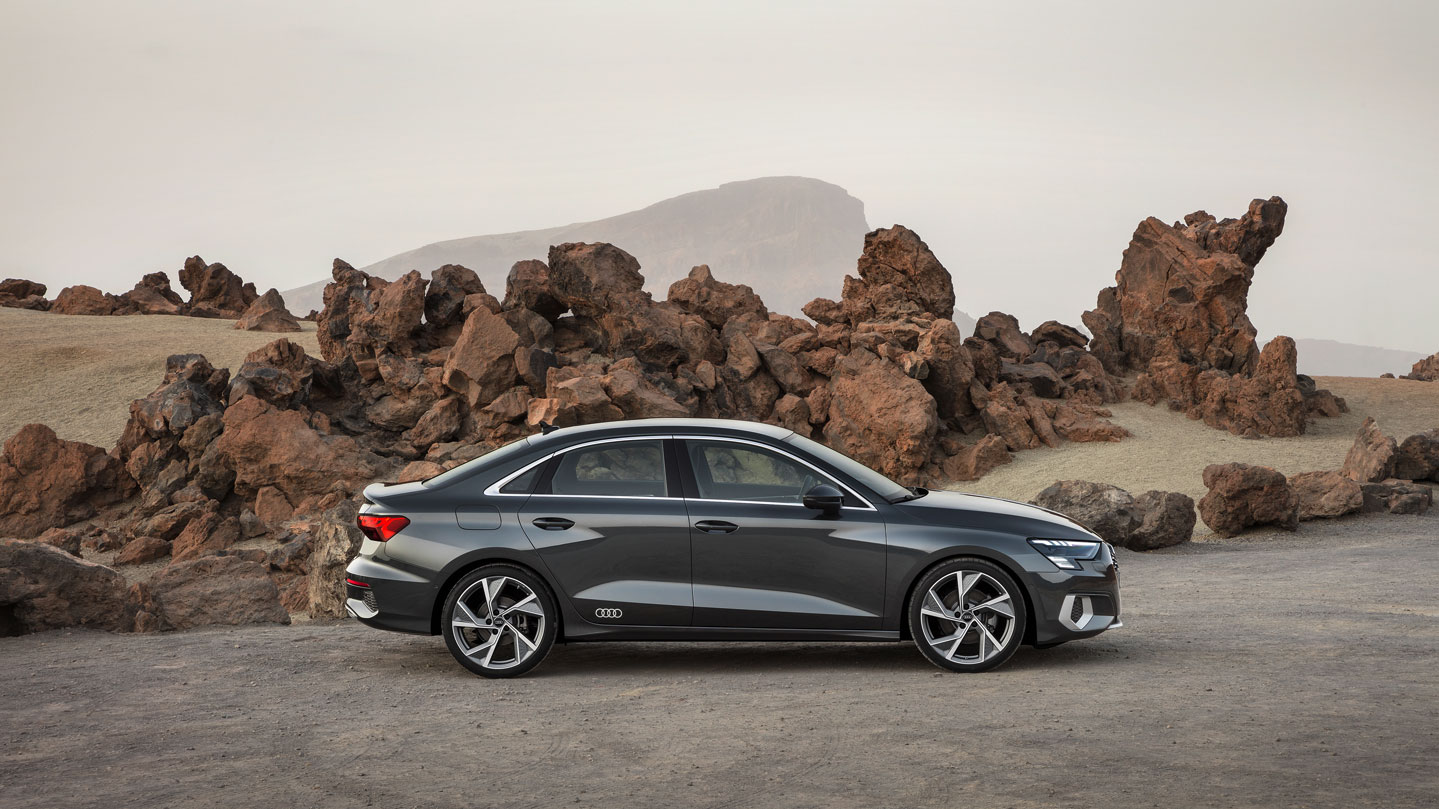 O novo Sedan tem um perfil mais coupé, graças também a uma traseira mais alta