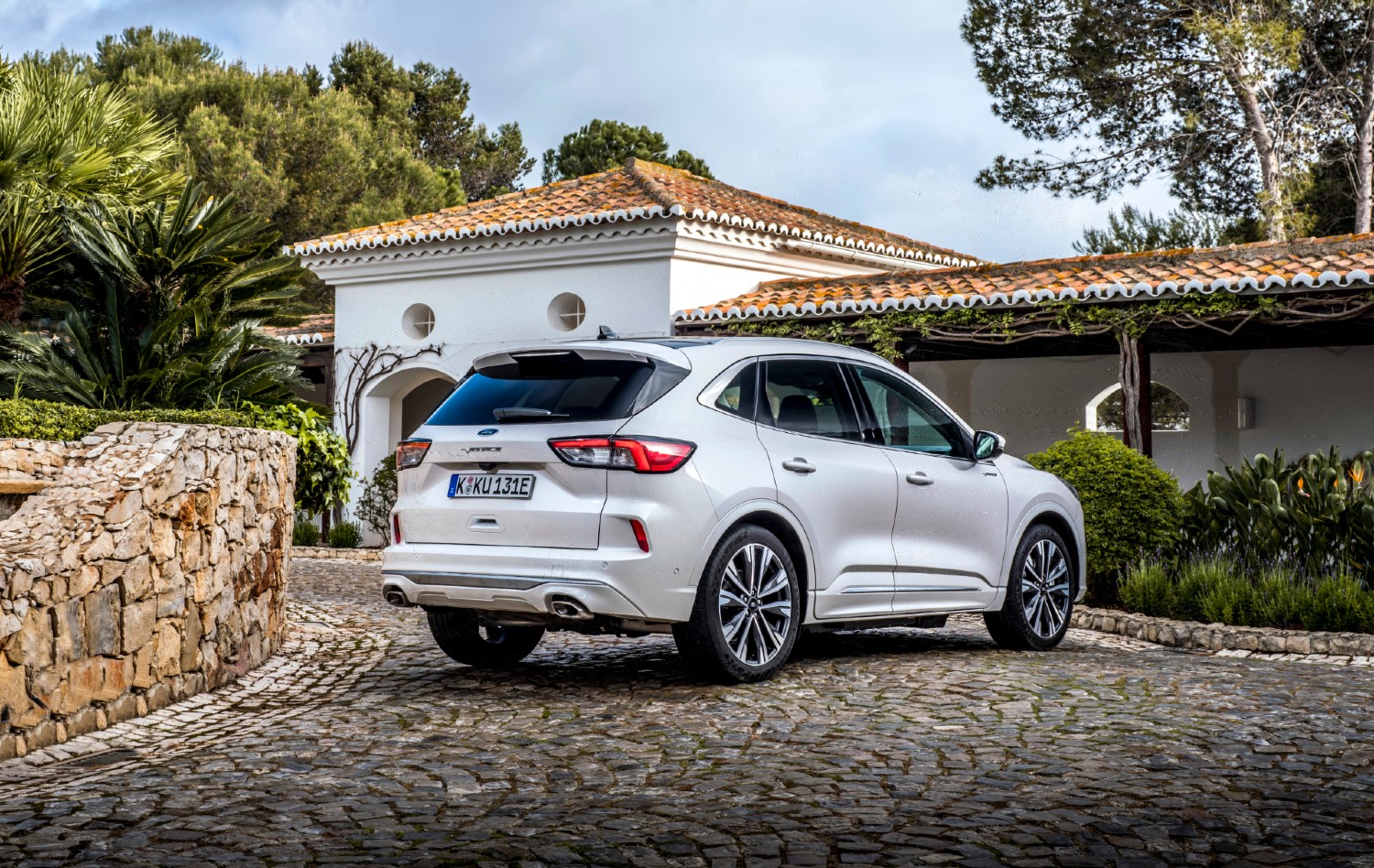 A nova geração Kuga é a primeira do SUV a contar com motorizações híbridas plug-in