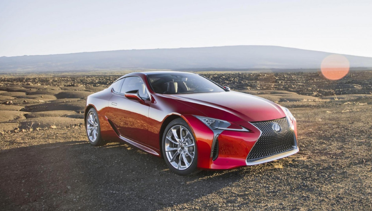 Até aqui tendo o vermelho como cor mais intensa, o Lexus LC500 passa a poder contar igualmente com duas novas cores, igualmente... fortes