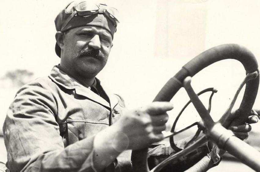 Louis Chevrolet, o fundador da Chevrolet, morreu falido. E enquanto pobre para sobreviver trabalhou como mecânico para a empresa que começou.
