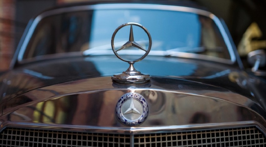 Até 1920, Benz e Mercedes eram concorrentes. Só depois dessa data é que se juntaram para criar o que ainda hoje é a Mercedes-Benz