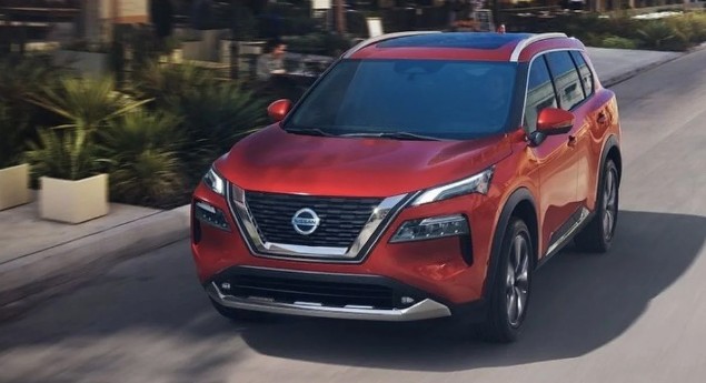 Só mesmo nos EUA! Nissan promove Rogue propondo test-drives com RAV4