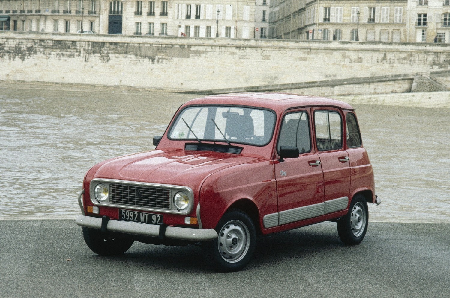 Embora famoso entre nós, o Renault 4 não figura entre os cinco modelos da marca, mais vendidos em Portugal 