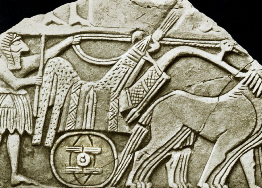 A roda foi inventada por volta de 3500 anos AC, na Mesopotâmia, porém ninguém sabe em que circunstância foi inventada. Sabe-se apenas que não foi usada em nenhum meio de transporte da época.
