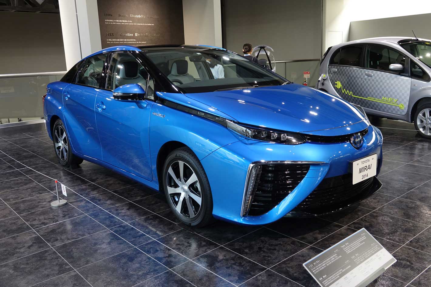 O Toyota  Mirai (2014) foi o primeiro veículo produzido em série a utilizar a pilha de combustível