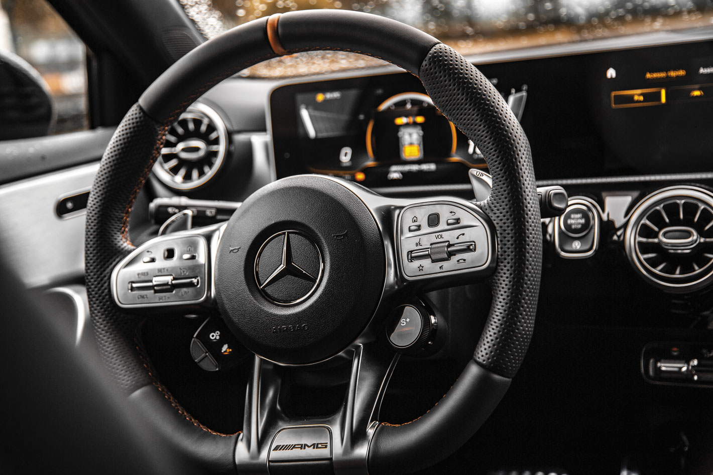 Interior do Mercedes no comparativo A 35 vs RS Trophy