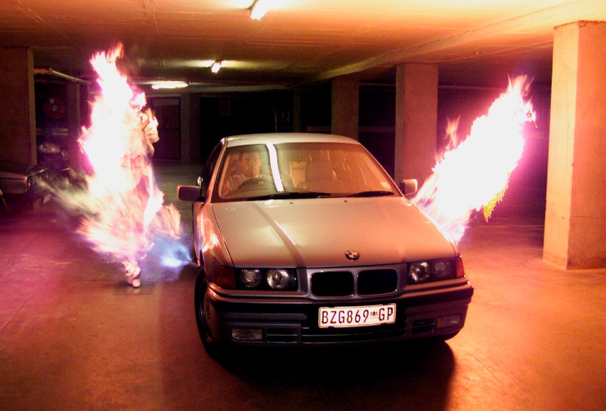 Devido ao elevado número de ocorrências de carjacking na África do Sul, os modelos BMW são vulgarmente equipados com lança-chamas laterais, como forma de afugentar os ladrões
