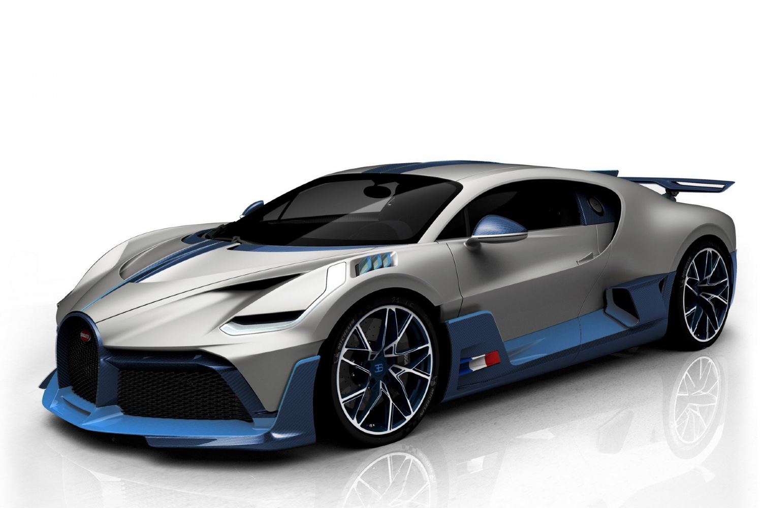 Outra personalização do Bugatti Divo, de cor cinzenta, parte inferior em a fibra de carbono tingida a azul, e a bandeira da França como o cereja no topo do bolo