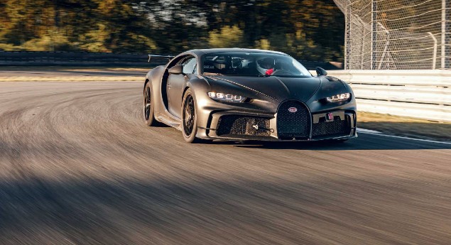 Chiron Pur Sport. Bugatti para pista exibe-se em todo o seu esplendor