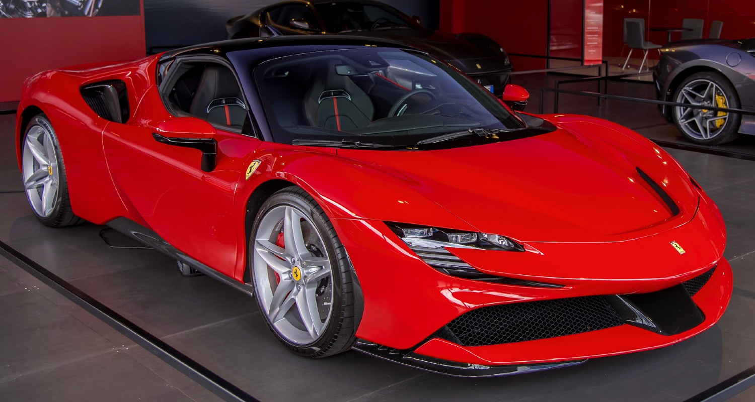 O SF90 não é um sucessor do LaFerrari, mas tem uma performance semelhante