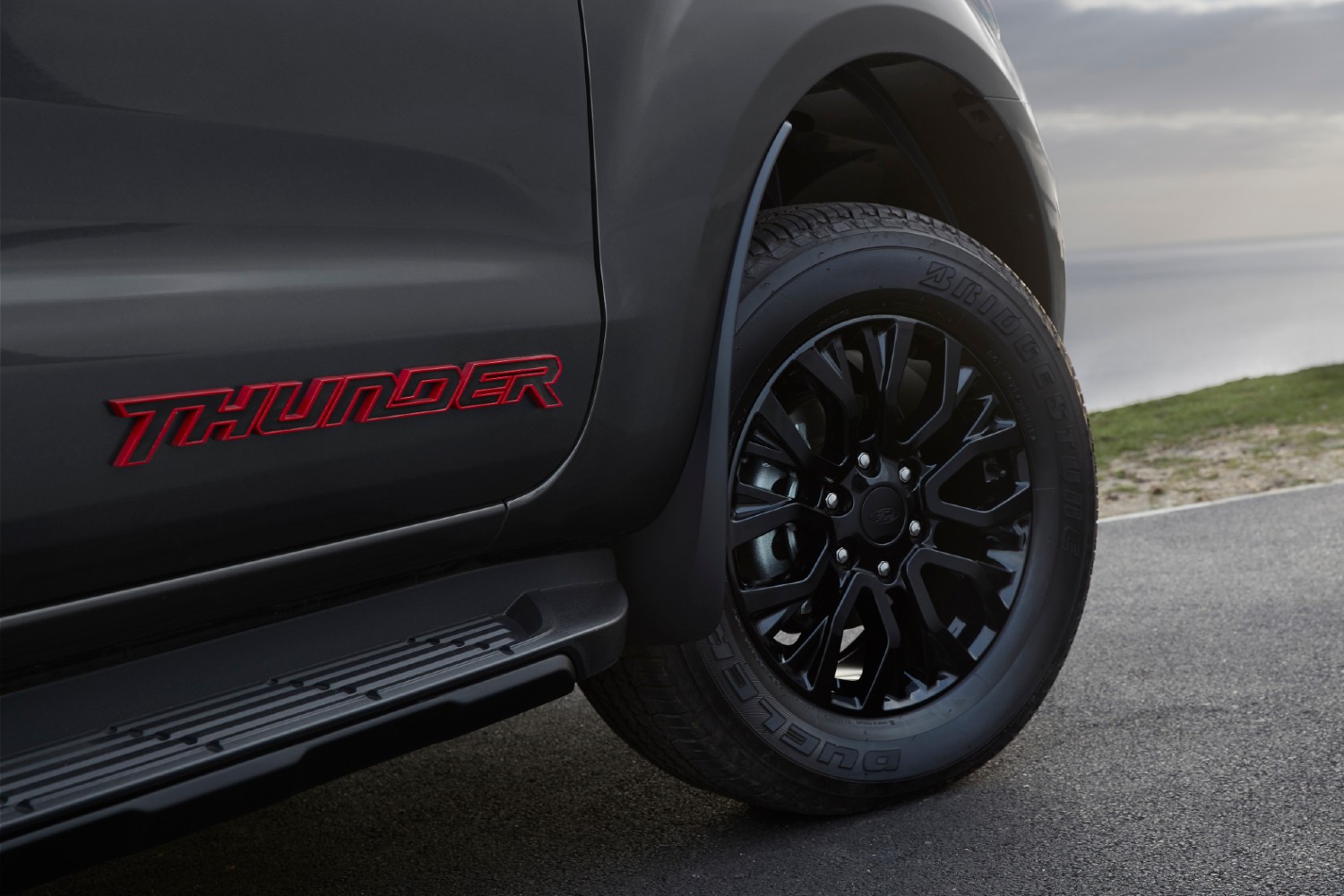 A Ford Ranger Thunder equipa jantes em liga leve de 18"