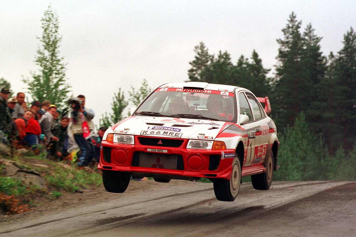 A era do Grupo A do Campeonato Mundial de Rally foi a época mais icónica na história da Mitsubishi. Na foto, encontra-se um Mitsubishi Lancer Evolution V, conduzido por Tommi Makinen