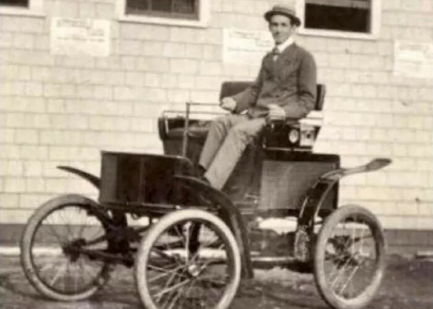 O primeiro condutor multado por excesso de velocidade ter&aacute; sido o ingl&ecirc;s Walter Arnold, apanhado a conduzir, no dia 28 de janeiro de 1896, a uma velocidade de 12,8 km/h